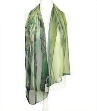 alt="Stylowy zwiewny szalik jedwabny zielony do marynarki"