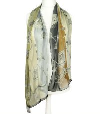 alt="Elegancki szalik z jedwabiu Marina D’Este szaro-beżowy z dekoracyjnym wzorem w stylu klasycznym"