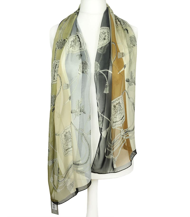 alt="Elegancki szalik z jedwabiu Marina D’Este szaro-beżowy z dekoracyjnym wzorem w stylu klasycznym"