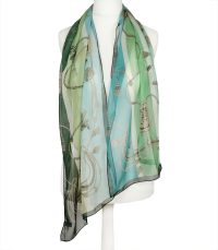 alt="Lekki jedwabny szalik damski Marina D’Este w odcieniach morskim, zieleni i turkusu z eleganckim ornamentem"