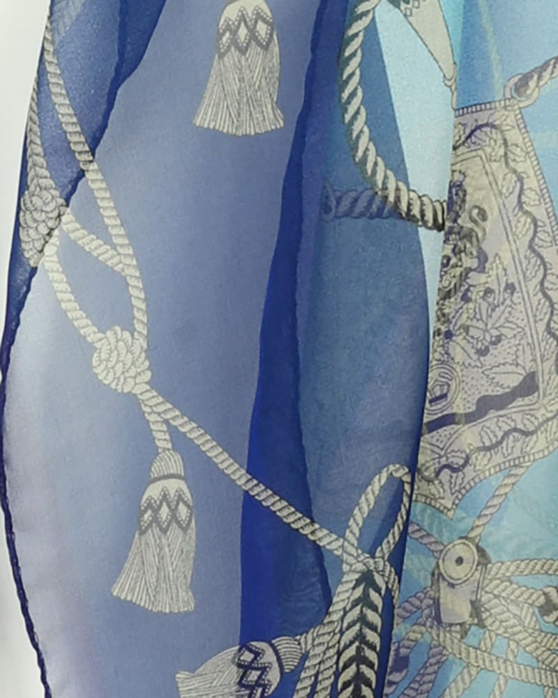 alt="szalik jedwabny damski niebiesko-zielony elegancki, lekki szal z naturalnego jedwabiu, włoski styl Marina D’Este na wiosnę i lato"