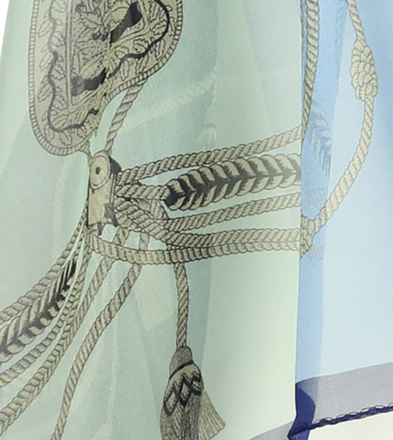 alt="szalik jedwabny damski niebiesko-zielony elegancki, lekki szal z naturalnego jedwabiu, włoski styl Marina D’Este na wiosnę i lato"