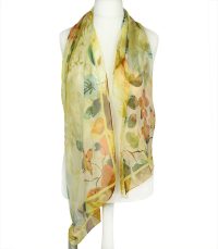 alt="Lekki jedwabny szalik damski Marina D’Este w odcieniach złota i zieleni z delikatnym motywem kwiatowym"